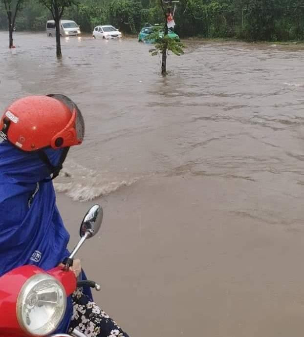 Trên đại lộ Thăng Long, mưa ngập sâu xảy ra ở hai bên đường gom