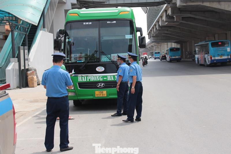 Các xe khách dừng đỗ sai quy định, gây ảnh hưởng đến giao thông cũng được tổ công tác kiểm tra, xử lý vi phạm.