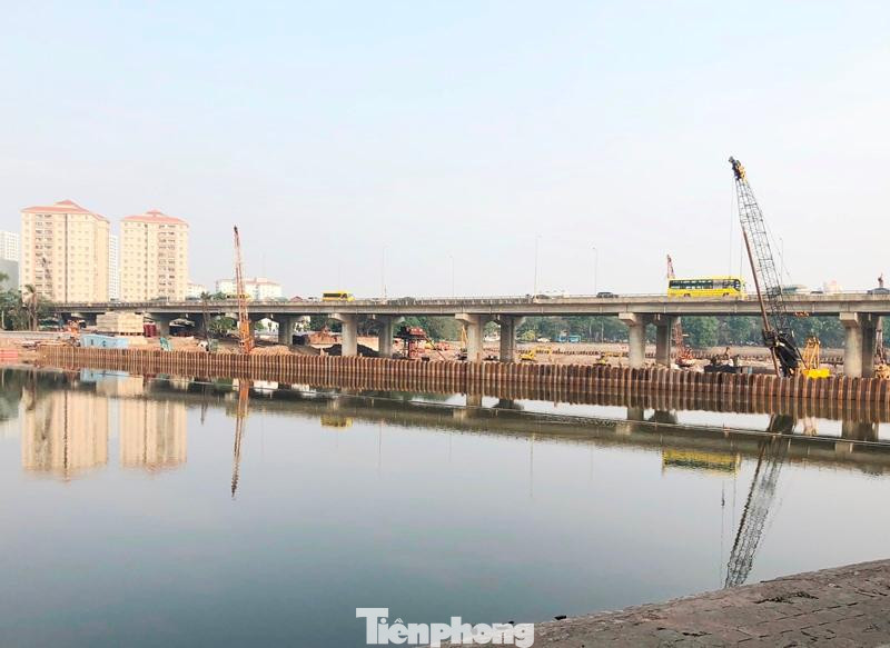 Để tăng năng lực cho dự án cầu cạn Vành đai đai 3 đi thấp vượt hồ Linh Đàm, sau khi dự án thông xe, UBND thành phố Hà Nội đã điều chỉnh bổ sung thêm hạng mục cầu cạn sắt dành cho xe máy.