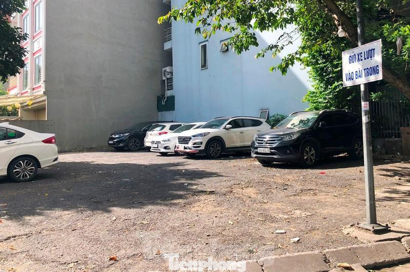 Tại 2 bãi xe phía Bắc tòa nhà VP6 Linh Đàm vừa trông xe máy vừa trông ô tô cũng không di dời theo "lệnh" của phường Hoàng Liệt, ô tô vẫn kín trong bãi còn xe máy để vỉa hè, lối đi.