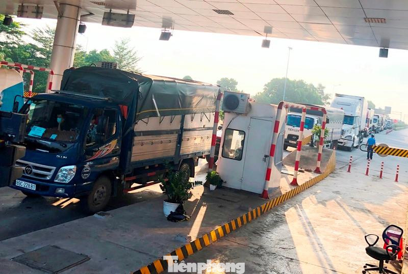 Cụ thể, tại trạm thu phí Sóc Sơn, Hà Nội (KM6), tuy dừng để lực lượng chức năng tiếp cận trạm kiểm soát xe ra vào thành phố, nhưng nhân viên tại đây vẫn ngồi 24/7 để kiểm soát vé đầu ra (lấy lại vé cứng không thu tiền đối với đoạn qua Hà Nội). Nhiều ý kiến cho rằng, trạm đã dừng hoạt động, không thu phí, thì không cần lấy vé đầu vào trạm tại Bình Xuyên, Vĩnh Phúc. Việc này chỉ thêm thủ tục, gây ùn tắc, cản trở công tác kiểm soát dịch. Cụ thể, tại trạm thu phí Sóc Sơn, Hà Nội (KM6), tuy dừng để lực lượng chức năng tiếp cận trạm kiểm soát xe ra vào thành phố, nhưng nhân viên tại đây vẫn ngồi 24/7 để kiểm soát vé đầu ra (lấy lại vé cứng không thu tiền đối với đoạn qua Hà Nội). Nhiều ý kiến cho rằng, trạm đã dừng hoạt động, không thu phí, thì không cần lấy vé đầu vào trạm tại Bình Xuyên, Vĩnh Phúc. Việc này chỉ thêm thủ tục, gây ùn tắc, cản trở công tác kiểm soát dịch.