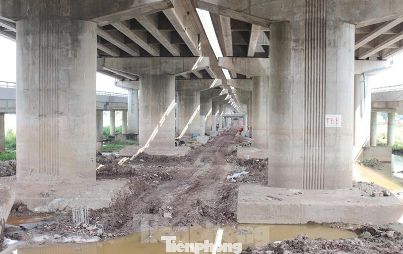 Hiện trường thi công cầu thép ở giữa các trụ cầu đường Vành đai 3 trên cao ngày 23/6 Hiện trường thi công cầu thép ở giữa các trụ cầu đường Vành đai 3 trên cao ngày 23/6