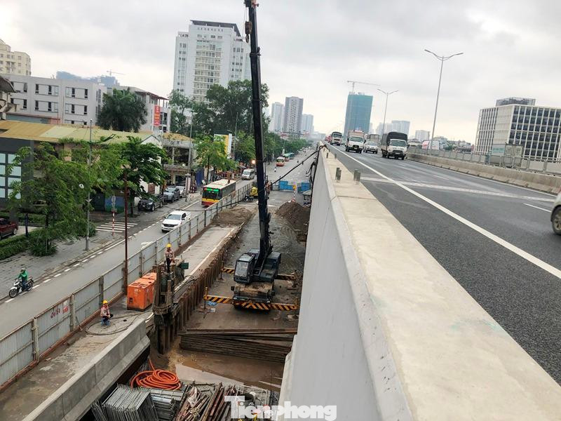 Sau khi đổ xong mặt sàn các nhánh đường lên xuống, đơn vị thi công đang triển khai các công việc khác như hoàn xây tường bao, hoàn thiện đường dẫn kết nối với nhánh lên xuống.