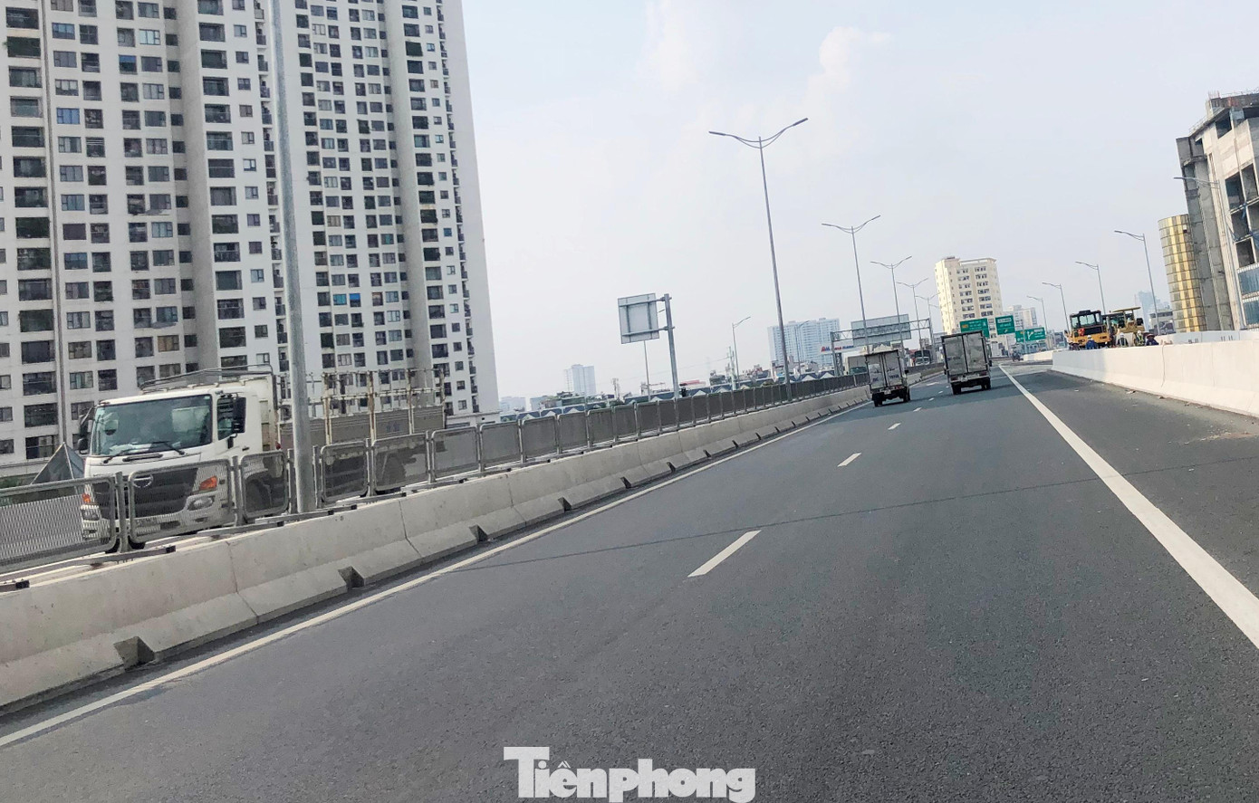 Đầu tư trên 5.300 tỷ đồng, lại chạy qua đô thị và có mục tiêu giảm áp lực cho giao thông nội đô Hà Nội, nhưng sau 1 năm thông xe, do thiếu đường kết nối với bên dưới, đường trên cao chỉ lác đác xe, chủ yếu là xe tải đi lên.