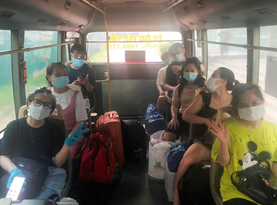 Khi đón được xe di chuyển về địa phương sau thời gian cách ly, người dân nào cũng tươi cười, vui vẻ.