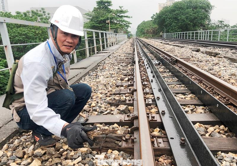Anh Nguyễn Duy Cường, công nhân tuần đường ray Công ty CP đường sắt Hà Thái (VNR), thường xuyên đi tuần đường ray trên cầu Thăng Long cho biết, hiện có hàng chục thanh tà vẹt đã mục ruỗng, dùng tay có thể bóc từng lớp gỗ mục cần được thay thế khẩn cấp để không ảnh hưởng đến an toàn chạy tàu.