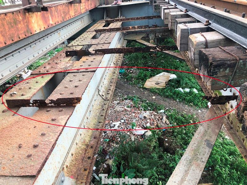 Hệ thống thanh sắt giằng, giữ ổn định tà vẹt và đường tàu tại nhiều vị trí trên cầu Long Biên bị hoen gỉ, bong gãy chưa được khắc phục