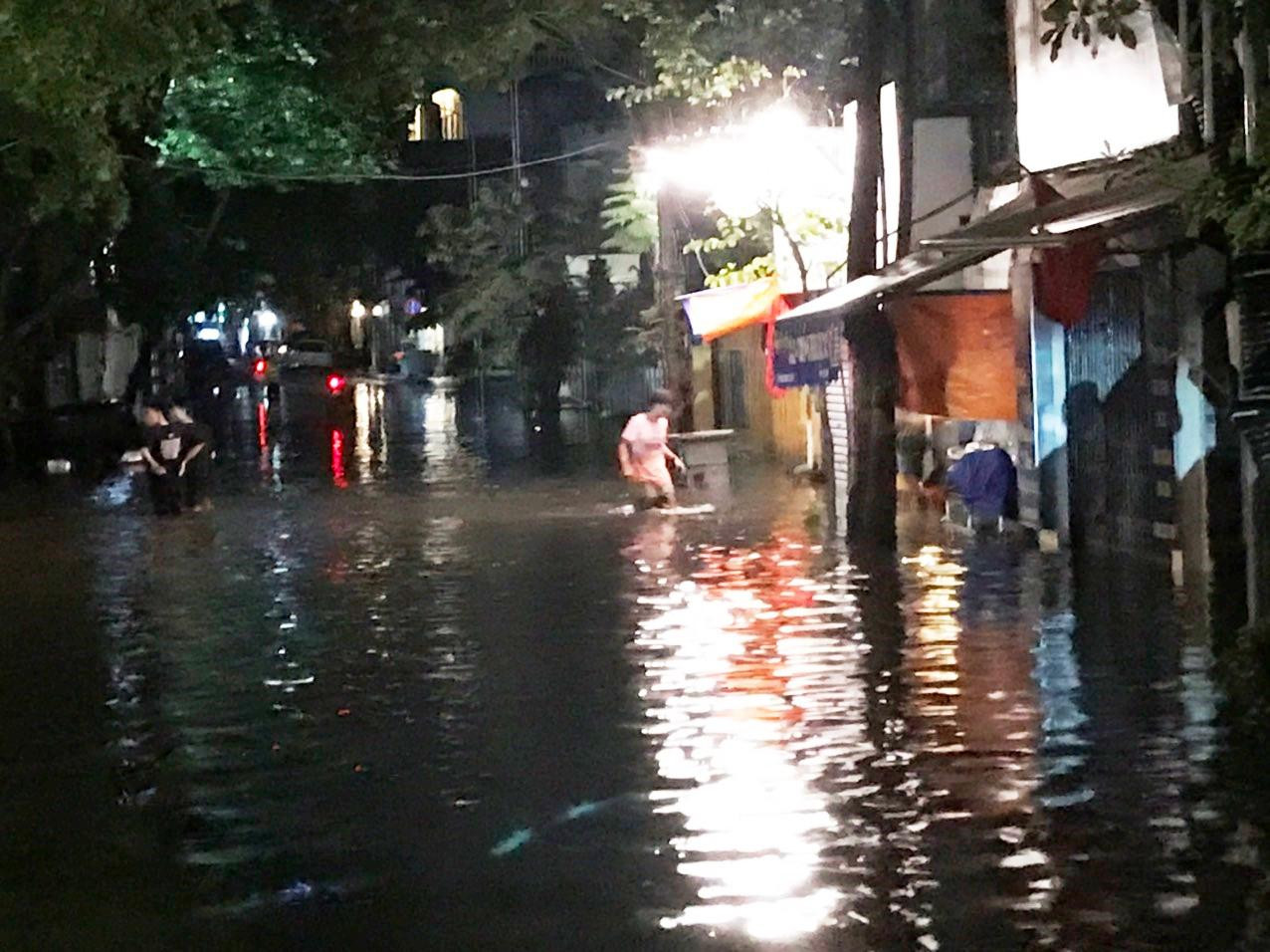 Đến 20h30 ngập trên phố Quang Trung vẫn cao quá đầu gối người dân, giao thông không thể đi lại