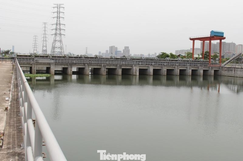 Năm 2013, để giải quyết úng ngập vào mùa mưa cho các quận Hà Đông, Bắc Từ Liêm, Nam Từ Liêm, 1 phần Cầu Giấy, huyện Hoài Đức… UBND thành phố Hà Nội đã phê duyệt Dự án đầu tư cải thiện hệ thống tiêu nước khu vực phía Tây Hà Nội (có tên viết tắt: Trạm bơm tiêu Yên Nghĩa). Năm 2013, để giải quyết úng ngập vào mùa mưa cho các quận Hà Đông, Bắc Từ Liêm, Nam Từ Liêm, 1 phần Cầu Giấy, huyện Hoài Đức… UBND thành phố Hà Nội đã phê duyệt Dự án đầu tư cải thiện hệ thống tiêu nước khu vực phía Tây Hà Nội (có tên viết tắt: Trạm bơm tiêu Yên Nghĩa).