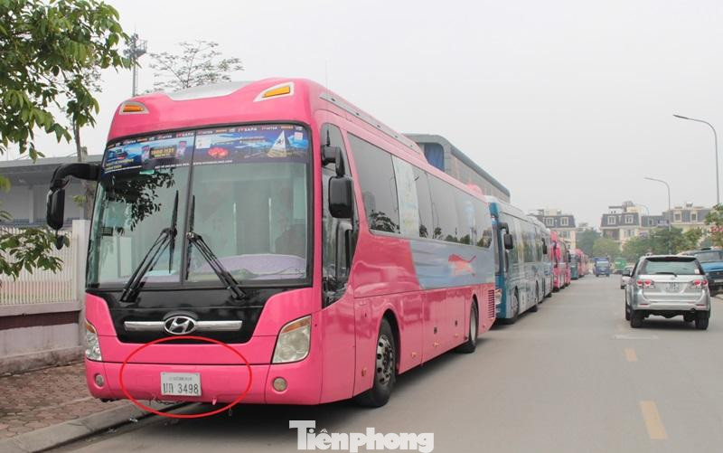 Điều bất ngờ hơn nữa, hầu hết xe khách dán quảng cáo trùm kín dừng đỗ trong khu đô thị Linh Đàm mang biển kiểm soát nước Lào.