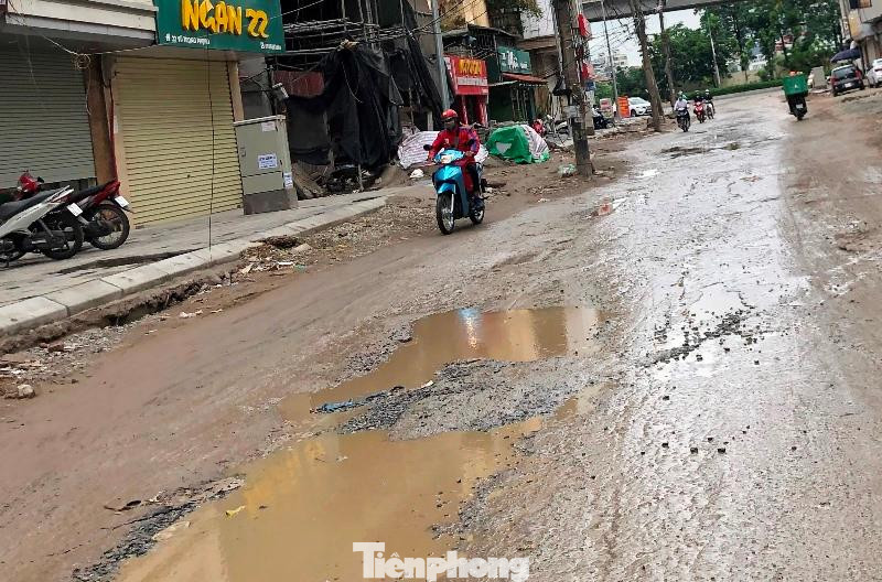 Với những hôm trời không mưa, do hệ thống thoát nước chưa hoàn thiện, nhiều hạng mục thi công dang dở... dẫn đến nước luôn tụ đọng trên đường, nhếch nhác, mất an toàn.