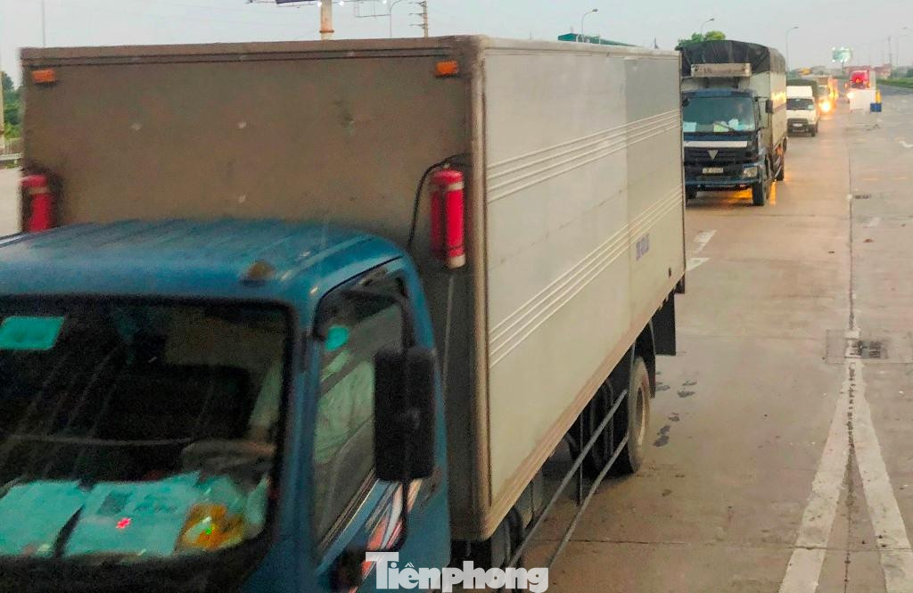 Tuy nhiên, do lưu lượng xe chở hàng đông, khi qua chốt lại phải dừng lại để kiểm tra giấy luồng xanh nên đến chiều tối qua, tại chốt ở trạm thu phí Pháp Vân - Cầu Giẽ, PV Tiền Phong ghi nhận, làn dành cho xe tải luồng xanh vẫn ùn tắc kéo dài.