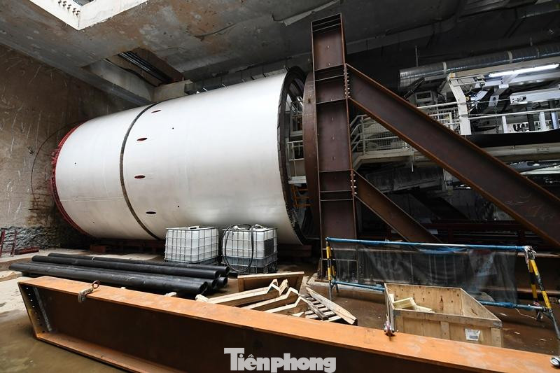 Mày đào hầm vừa lắp đặt xong và vận hành kỹ thuật trong lòng đất là rô-bốt đào hầm thứ 2 mang tên "Táo bạo".