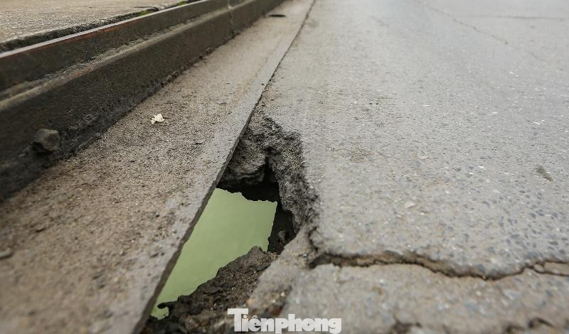 Thậm chí, có vị trí mặt bê tông được thảm còn bị thủng, người tham gia giao thông trên cầu có thể nhìn thấy mặt nước sông bên dưới.