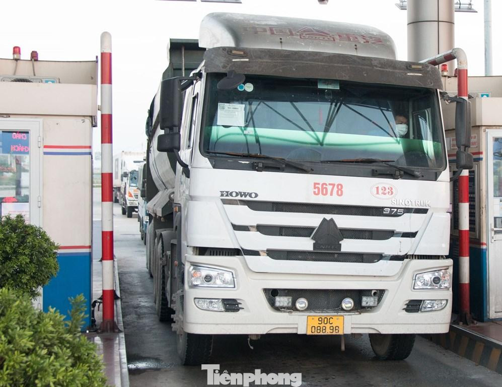 Tại chốt cao tốc Pháp Vân - Cầu Giẽ (Thanh Trì) những ngày qua, PV Tiền Phong cũng phát hiện, nhiều xe công trường hổ vồ cũng lưu thông qua chốt. Tại chốt cao tốc Pháp Vân - Cầu Giẽ (Thanh Trì) những ngày qua, PV Tiền Phong cũng phát hiện, nhiều xe công trường hổ vồ cũng lưu thông qua chốt.