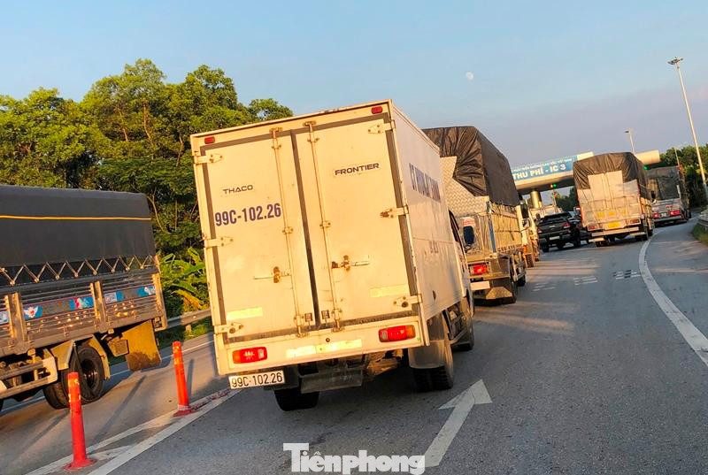 Tài xế xe chở hàng phải đi thêm khoảng 2 km ra khỏi cao tốc và phải xếp hàng đứng chờ trả phí tại trạm IC3 - Bìn Xuyên (Vĩnh Phúc) trong hơn 1 tháng vừa qua.