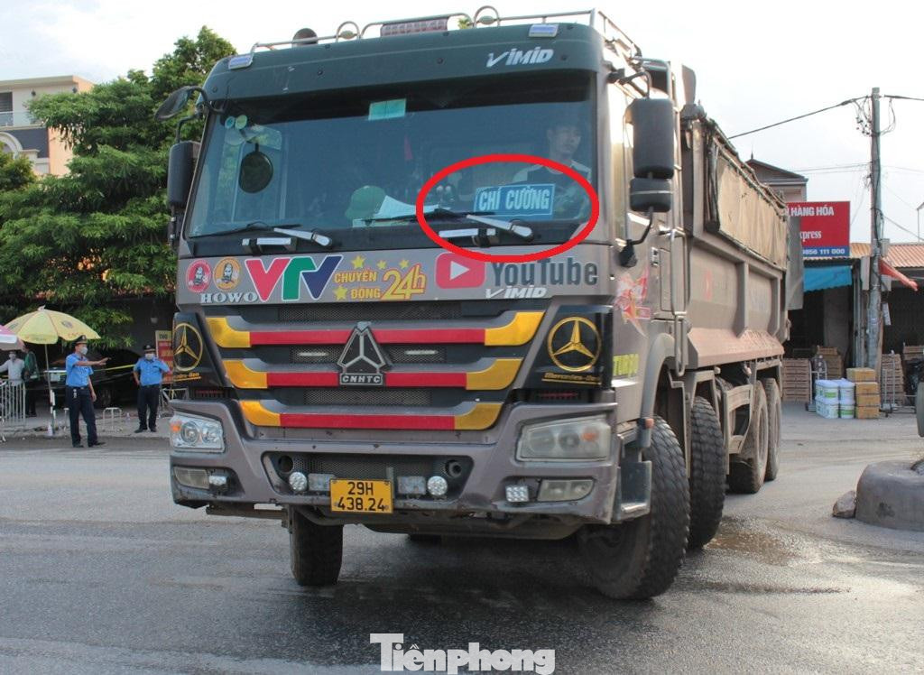 Nhiều xe trong số này không có thẻ luồng xanh khi đến chốt nhưng lại đeo rất nhiều lô-gô trên kính xe (vòng tròn đỏ).