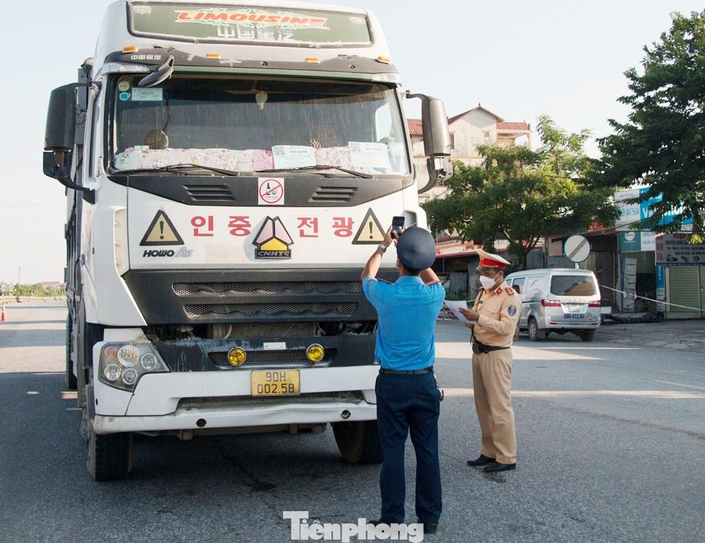 Chiều qua, tại nhiều chốt, CSGT đã ra hỗ trợ Thanh tra giao thông trong việc quét mã luồng xanh.