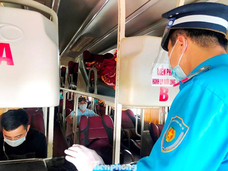 Tổ công tác chốt trực đã lên tận xe kiểm tra công tác phòng chống dịch, các vị trí khách ngồi giãn cách theo quy định. Tổ công tác chốt trực đã lên tận xe kiểm tra công tác phòng chống dịch, các vị trí khách ngồi giãn cách theo quy định.