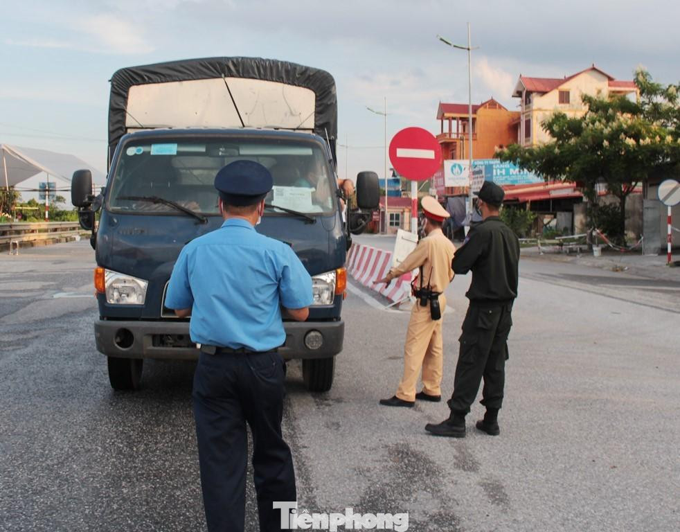 Trả lời trên của một thành viên liên ngành không thuyết phục vì xe tải đã lưu thông trên đường, đặc biệt là trên quốc lộ thì theo quy định của Thành phố Hà Nội và Bộ GTVT trong thời gian giãi cách theo Chỉ thị 16 của Chính phủ phải được cơ quan có thẩm quyền cấp giấy tờ, cụ thể là Sở GTVT Hà Nội cấp giấy luồng xanh.
