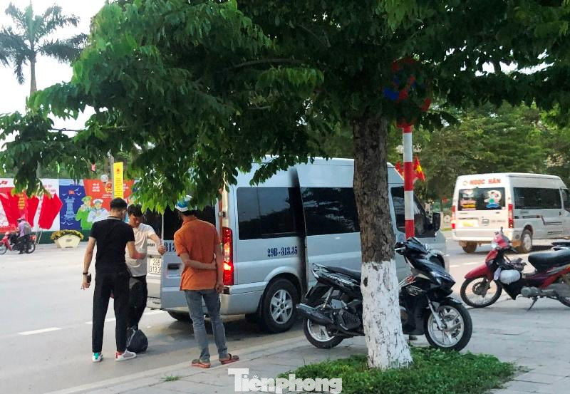 Xe khách dán chữ xe hợp đồng dừng đỗ, trả khách nhộn nhịp trước quận ủy, UBND quận Hoàng Mai chiều ngày 3/5.
