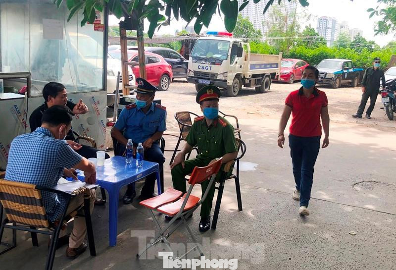 Sau khi ghi nhận sự việc trên, tổ công tác đã vào làm việc với quản lý các bãi xe. Tại 2 bãi xe phía bắc tòa VP6, tổ công tác gồm ông Nguyễn Mạnh Cường - Phó Chánh Thanh tra Sở GTVT Hà Nội; Đại úy Đào Ngọc Dương - Phó đội trưởng Đội Trật tự, phản ứng nhanh Công an quận Hoàng Mai; đại diện UBND phường Hoàng Liệt đã lập biên bản vụ việc.