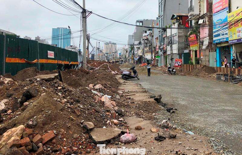 Việc gạch đất, vật liệu được đổ cao, tạo tường chắn 4 bên, dẫn đến khi mưa xuống nước thoát chập gây ngập úng. Công trình đã được Cty Thoát nước Hà Nội "liệt" vào danh sách các công trình gây ảnh hưởng đến thoát nước trên địa bàn thành phố.