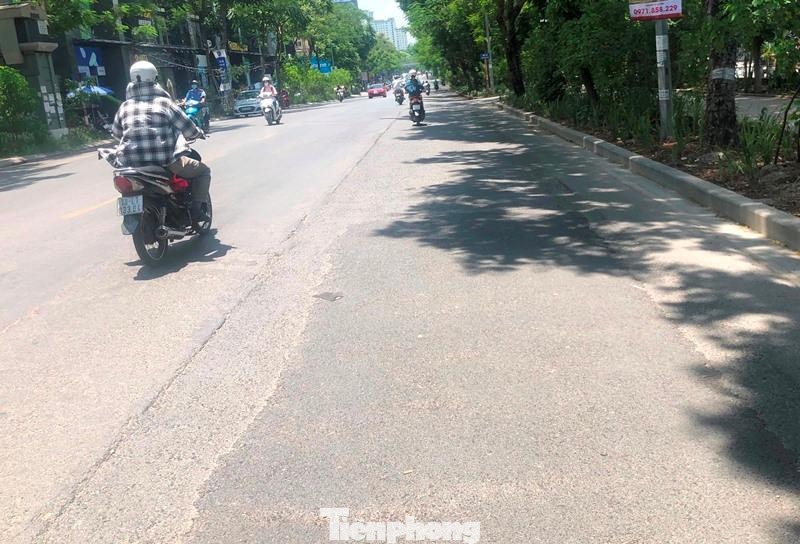 Hơn 1 tháng qua, mặt đường Thái Hà vừa thảm lại đã bị đào xới lên để thực hiện dự án hạ ngầm cáp điện do Ban Quản lý dự án lưới điện Hà Nội thực hiện. Ảnh chụp khi vị trí dự án vừa được thảm lại nhưng rất gồ ghề. Hơn 1 tháng qua, mặt đường Thái Hà vừa thảm lại đã bị đào xới lên để thực hiện dự án hạ ngầm cáp điện do Ban Quản lý dự án lưới điện Hà Nội thực hiện. Ảnh chụp khi vị trí dự án vừa được thảm lại nhưng rất gồ ghề.