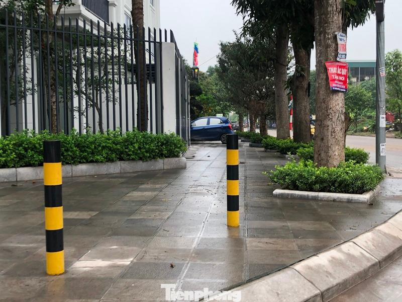 Thậm chí, sau khi bóc gạch để lát đá xong, vỉa hè phố Bùi Quốc Khái đoạn từ nhà biệt tự số 02 đến 15 TT5 còn được trồng cột đinh để bảo vệ. Thậm chí, sau khi bóc gạch để lát đá xong, vỉa hè phố Bùi Quốc Khái đoạn từ nhà biệt tự số 02 đến 15 TT5 còn được trồng cột đinh để bảo vệ.