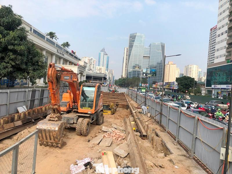 Tại dự án đường hầm chui Lê Văn Lương, thay vì chỉ thi công vào ban đêm hiện nay dự án đã thi công cả ban ngày.