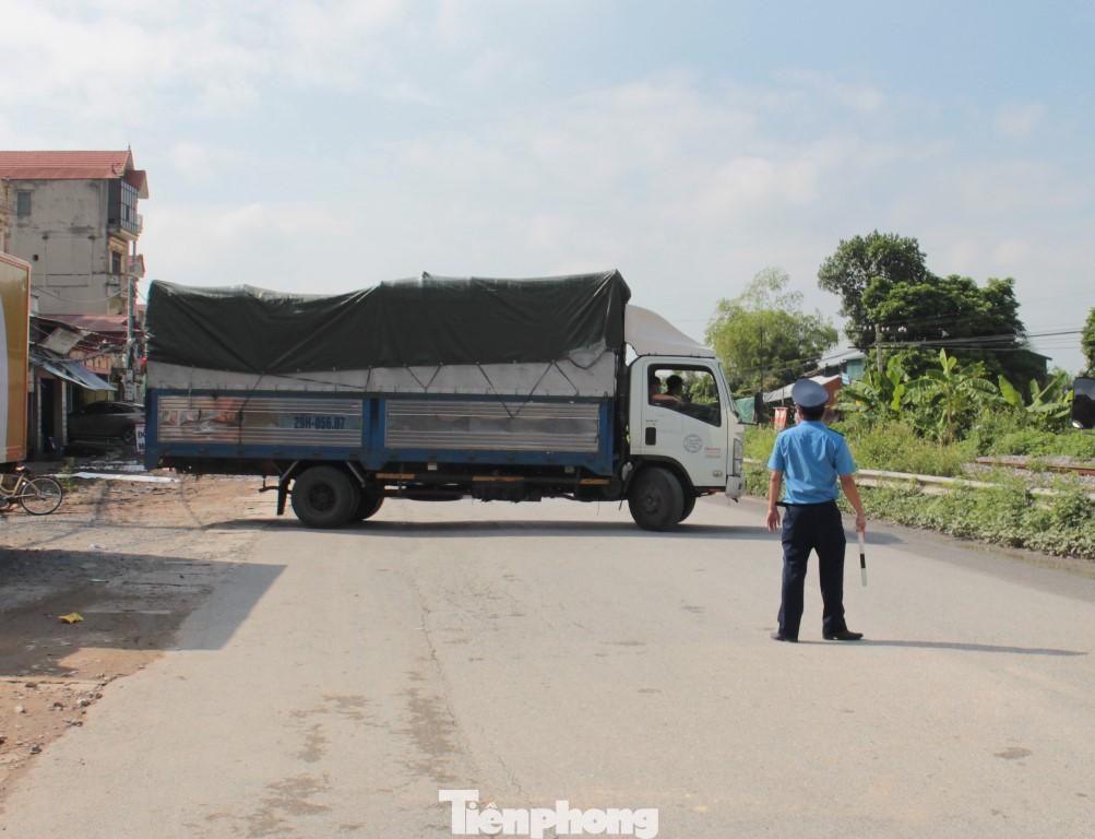 Thậm chí xe ô tô chở hàng có giấy luồng xanh nhưng do đi sai hành trình cũng bị yêu cầu quay đầu.