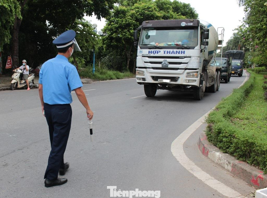 Tại chốt trực Ecopark 2 ngày qua, riêng Thanh tra giao thông đã yêu cầu quay đầu hàng chục xe công trường ra đường không đúng quy định.