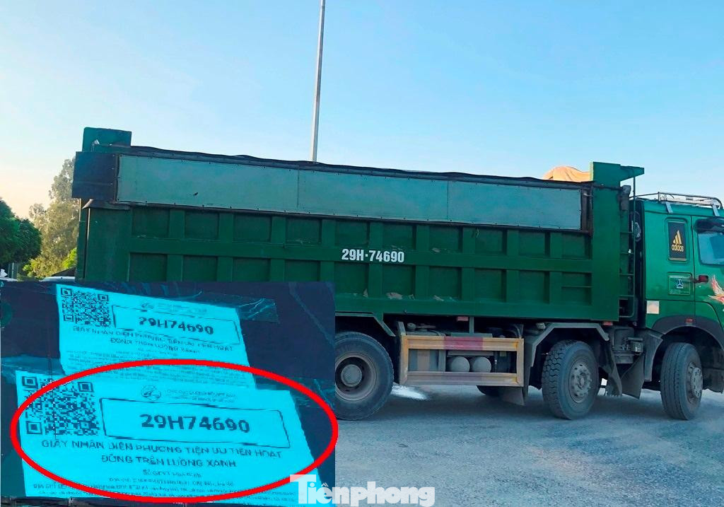 Tuy nhiên, lực lượng chức năng cứ dừng kiểm tra là phát hiện nhiều xe không có giấy đi đường, có một số xe có giấy luồng nhưng lại chạy sai hành trình. Trong ảnh: Thanh tra giao thông dừng kiểm tra và phát hiện xe hổ vồ 29H-74690 có tới 2 giấy luồng xanh (ảnh nhỏ), nhưng sau khi quét thì phát hiện 1 giấy hiện thông tin, giấy còn lại (vòng tròn đỏ) hiện thông tin hành trình nhưng xe tải hổ vồ đã đi sai hành trình được cấp. Sau đó tổ công tác đã yêu cầu xe quay đầu. Tuy nhiên, lực lượng chức năng cứ dừng kiểm tra là phát hiện nhiều xe không có giấy đi đường, có một số xe có giấy luồng nhưng lại chạy sai hành trình. Trong ảnh: Thanh tra giao thông dừng kiểm tra và phát hiện xe hổ vồ 29H-74690 có tới 2 giấy luồng xanh (ảnh nhỏ), nhưng sau khi quét thì phát hiện 1 giấy hiện thông tin, giấy còn lại (vòng tròn đỏ) hiện thông tin hành trình nhưng xe tải hổ vồ đã đi sai hành trình được cấp. Sau đó tổ công tác đã yêu cầu xe quay đầu.