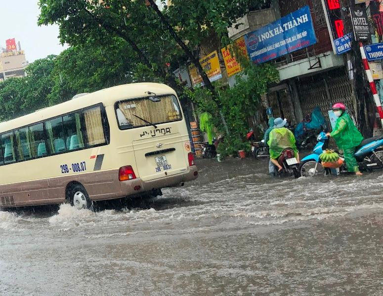 Phố Thịnh Liệt ngập sâu