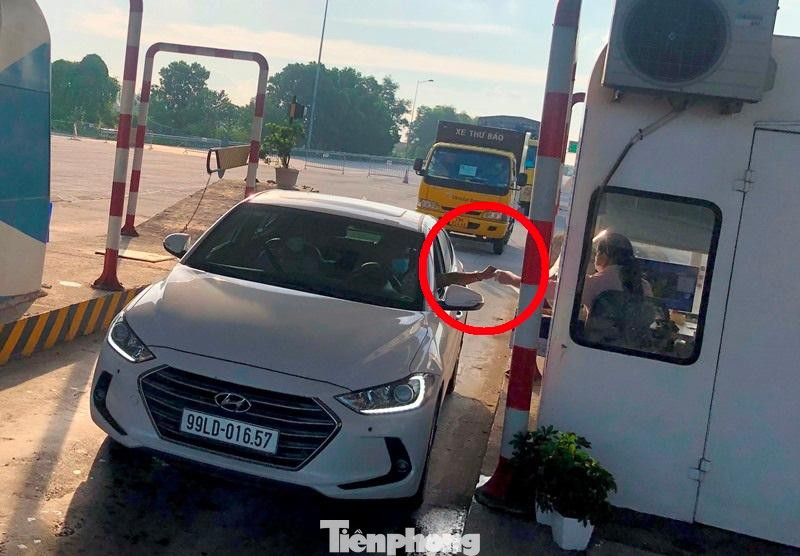 Tuy nhiên, với các tuyến cao tốc do Tổng Cty đầu tư và phát triển đường cao tốc Việt Nam - VEC quản lý, gồm Pháp Vân - Cầu Giẽ, Nội Bài - Lào Cai lại có việc làm chẳng giống ai, dừng thu phí nhưng vẫn kiểm soát, thậm chí thu tiền xe đi qua. Tuy nhiên, với các tuyến cao tốc do Tổng Cty đầu tư và phát triển đường cao tốc Việt Nam - VEC quản lý, gồm Pháp Vân - Cầu Giẽ, Nội Bài - Lào Cai lại có việc làm chẳng giống ai, dừng thu phí nhưng vẫn kiểm soát, thậm chí thu tiền xe đi qua.