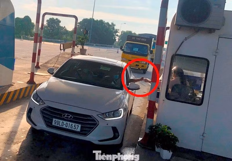Xe dừng thực hiện thu phí thủ công trên cao tốc Nội Bài - Lào Cai. Ảnh: X.H