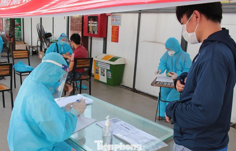 Đại diện bệnh viện Bắc Thăng Long - đơn vị được giao làm xét nghiệm tại bến xe Nước Ngầm cho biết, mỗi ca làm việ tại đây bệnh viện duy trì khoảng 10 người. Công suất test hiện nay mỗi ngày đạt từ 300 đến 500 mẫu. Đại diện bệnh viện Bắc Thăng Long - đơn vị được giao làm xét nghiệm tại bến xe Nước Ngầm cho biết, mỗi ca làm việ tại đây bệnh viện duy trì khoảng 10 người. Công suất test hiện nay mỗi ngày đạt từ 300 đến 500 mẫu.