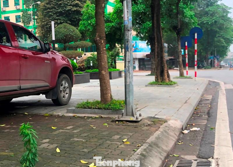 Vỉa hè tuyến đường Trần Thủ Độ đang bị lát đá thiếu đồng bộ. Vỉa hè tuyến đường Trần Thủ Độ đang bị lát đá thiếu đồng bộ.