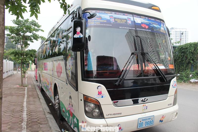 Các chuyên gia giao thông cho rằng, để xe có biển soát soát lào chạy trên đường người sử dụng phải làm rất nhiều thủ tục khó khăn, với xe kinh doanh vận tải còn khó khăn hơn nhiều. Tuy nhiên với các xe khách đang dừng đỗ trong khu đô thị bán đảo Linh Đàm, ngoài đeo biển số Lào, còn trùm kín decal quảng cáo, vi phạm quy định như khuyến cáo của Ủy Ban ATGT Quốc gia.