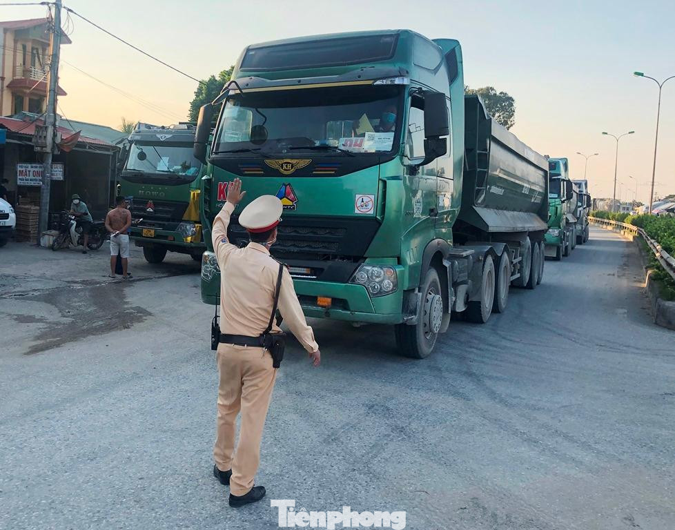 Lực lượng chốt trực hầu như chỉ dừng kiểm tra xác suất xe hổ vồ lưu thông qua chốt. Trong ảnh là cả một đoàn xe hổ vồ có đeo thẻ luồng xanh chờ thông chốt Cầu Giẽ khi được CSGT dừng xác suất để kiểm tra giấy đi đường. Lực lượng chốt trực hầu như chỉ dừng kiểm tra xác suất xe hổ vồ lưu thông qua chốt. Trong ảnh là cả một đoàn xe hổ vồ có đeo thẻ luồng xanh chờ thông chốt Cầu Giẽ khi được CSGT dừng xác suất để kiểm tra giấy đi đường.