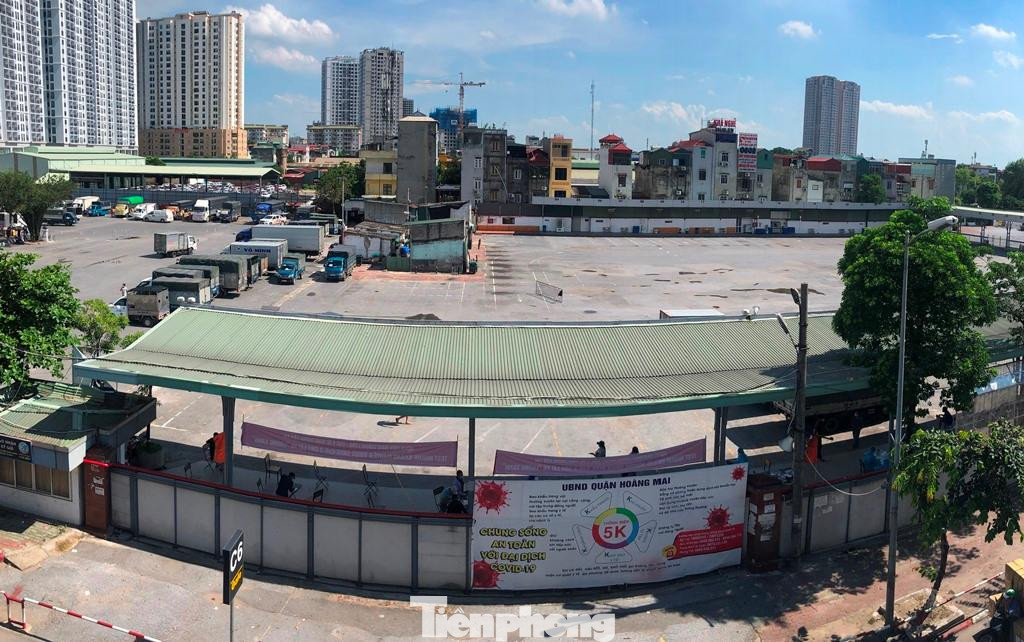 Trước việc tài xế xe tải chở hàng đang có nhu cầu lớn làm test nhanh COVID-19 và xét nghiệm PCR để làm thủ tục “luồng xanh” hoạt động trên đường, cùng với đó người dân có nhu cầu được test COVID để giải quyết các thủ tục hành chính nên liên ngành Công an – GTVT – Y tế đã có đề nghị với Bến xe Nước ngầm được sử dụng bến xe để làm điểm test COVID phuc vụ người dân và lái xe chở hàng.