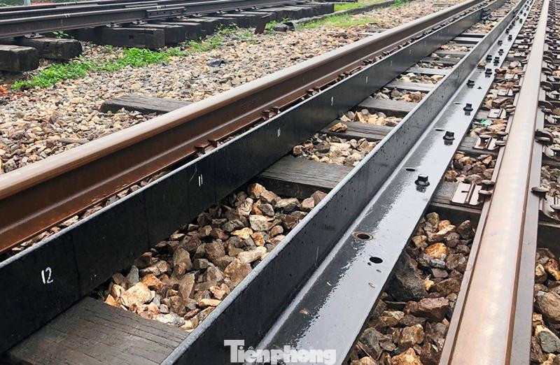 Do mục ruỗng nhiều, nên 5,5 km đường sắt chạy qua cầu Thăng Long có nhiều vị trí trống thanh tà vẹt đỡ lực bên dưới.