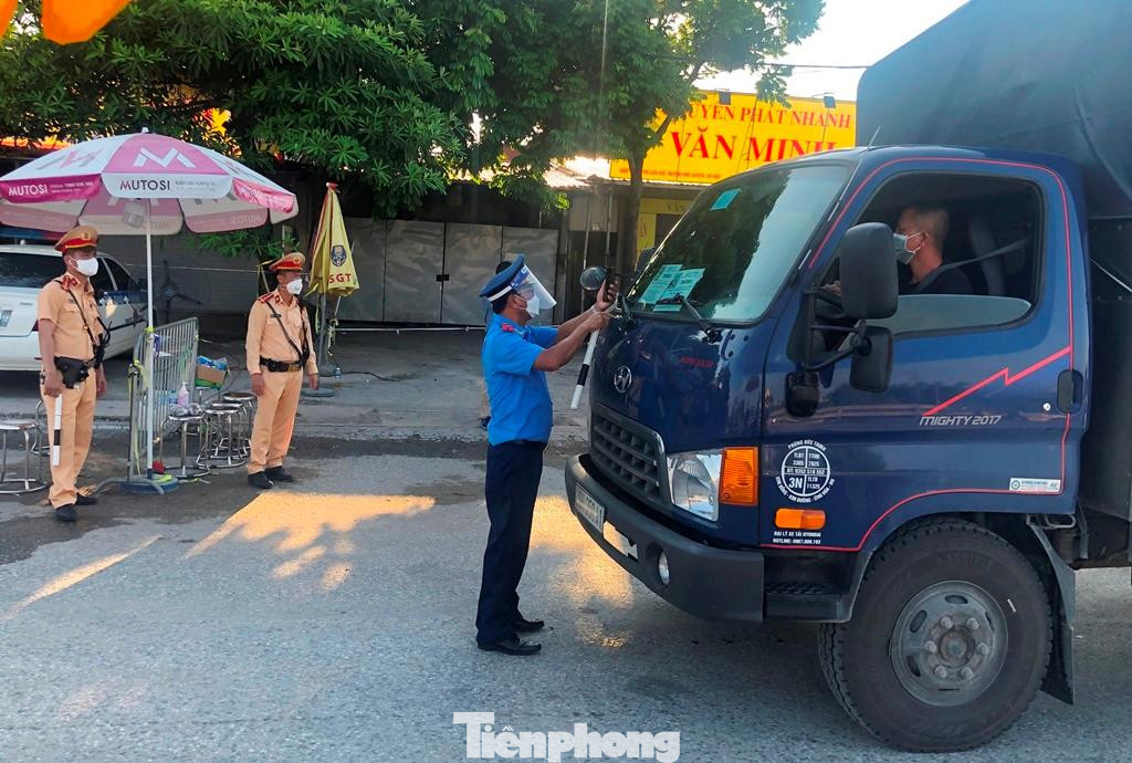 Tuy nhiên, đại diện liên ngành tại một số chốt kiểm soát cửa ngõ cũng có ý kiến: việc này rất dễ xảy ra ùn tắc khi phương tiện xe chở hàng có luồng xanh thay vì không phải dừng kiểm tra khi lưu thông trên đường, nay với quy định mới của Sở GTVT lại phải dừng để kiểm tra.