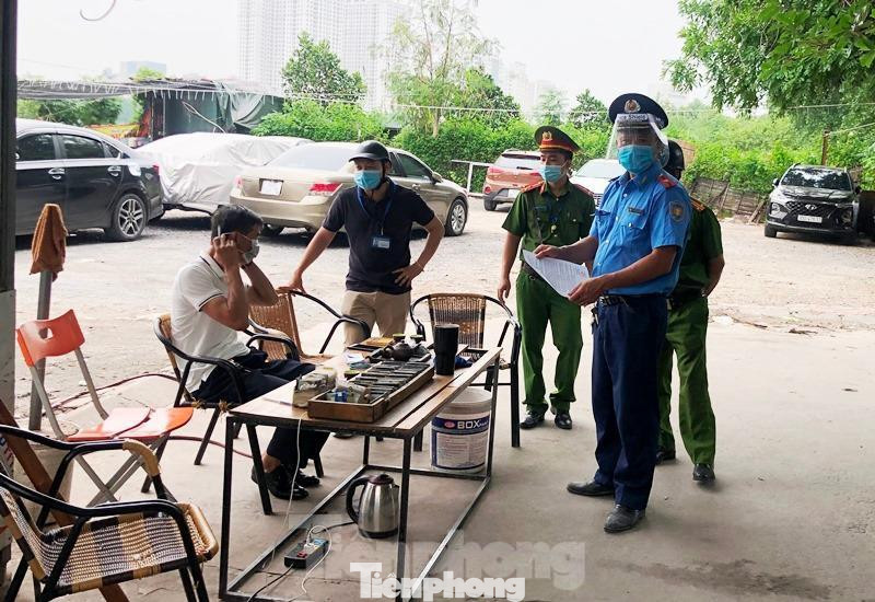 Tại bãi trông ô tô khu vực phía Bắc tòa nhà VP6 (phía bờ hồ Linh Đàm), tổ công tác liên ngành kiểm tra phát hiện, bãi xe trông nhiều ô tô, xe máy thu tiền phí nhưng không có phép.