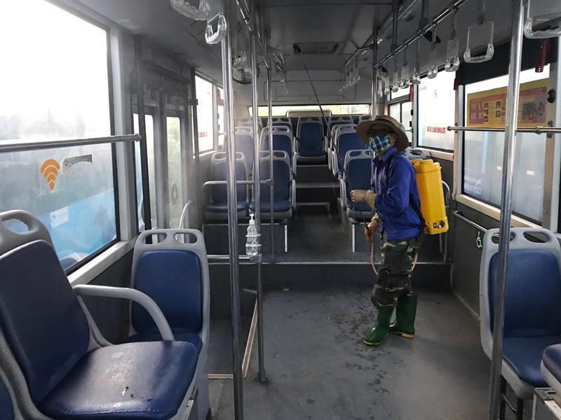 Sau mỗi lượt hành trình, xe buýt Hà Nội được phun dung dịch sát khuẩn toàn bộ ghế ngồi của hành khách, khoang xe.