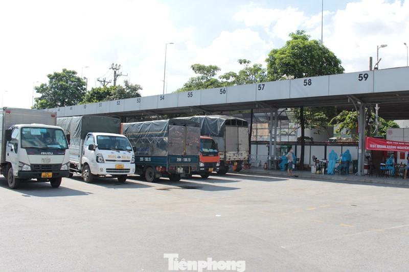 Với các địa điểm khác, trong đó có bệnh viện, khi đến khu vực bến xe Nước Ngầm hoặc Yên Nghĩa (xe khách đang nghỉ hoạt động) làm xét nghiệm, tài xế có thuận lợi là không phải tìm chỗ đỗ xe trên đường. Đến đây tài xế đánh cả xe tải vào đỗ trong bến và thoải mái chờ xét nghiệm. Với các địa điểm khác, trong đó có bệnh viện, khi đến khu vực bến xe Nước Ngầm hoặc Yên Nghĩa (xe khách đang nghỉ hoạt động) làm xét nghiệm, tài xế có thuận lợi là không phải tìm chỗ đỗ xe trên đường. Đến đây tài xế đánh cả xe tải vào đỗ trong bến và thoải mái chờ xét nghiệm.