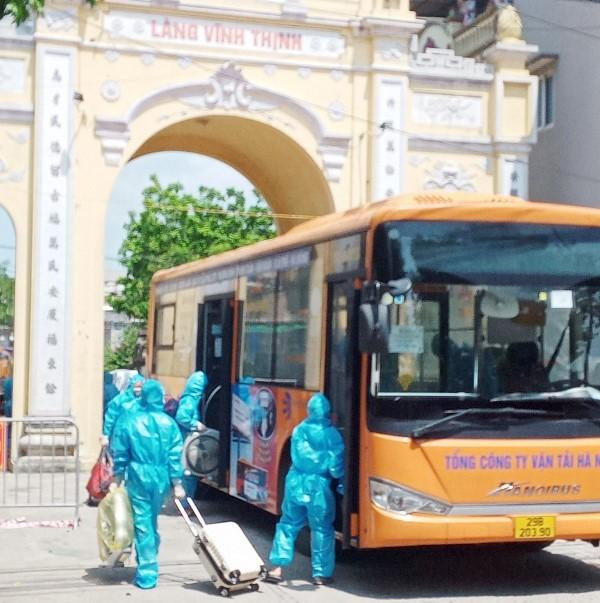 Xe buýt đi về tận cổng làng Vĩnh Thịnh (Thanh Trì) để bàn giao người hoàn thành cách ly cho địa phương.