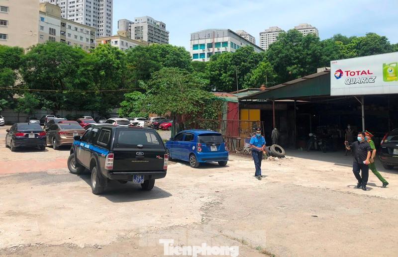 Tại bãi xe Đức Cảnh Auto, tuy treo biển và sửa chữa, bảo dưỡng xe ô tô, nhưng khi tổ công tác vào bên trông, phát hiện toàn ô tô gửi dịch vụ. Mặc dù UBND phường Hoàng Liệt và công an đã gửi thông báo kiểm tra từ tuần trước nhưng hôm nay đến, cả đại diện lẫn chủ bãi xe vẫn không xuất hiện. Tổ công tác giao cho phường và Công an quận Hoàng Mai phải giải tỏa trước 30/6.