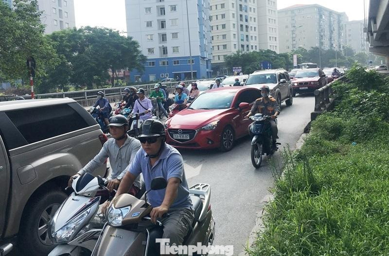 Sau khi có thêm 2 làn xe máy đi vào cầu vòm sắt, 2 đường Vành đai 3 dưới thấp qua cầu cạn vượt hồ Linh Đàm sẽ được giảm lưu lượng phương tiện, giải quyết ùn tắc.