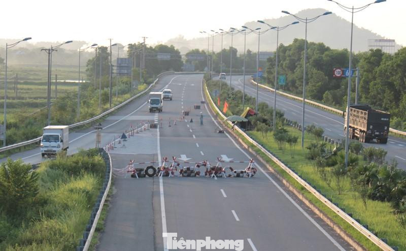 Cao tốc Nội Bài - Lào Cai hướng về Hà Nội bị VEC lập hàng rào chặn ngang, phong tỏa thời gian qua.